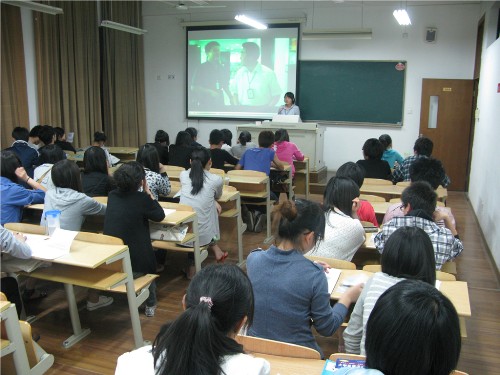 新闻中心成员孙梦星下班级宣传记者节活动